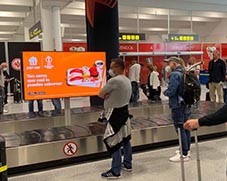 pantalla digital con publicidad en el aeropuerto de Sevilla