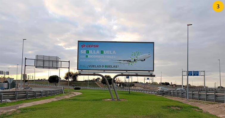 Valla exterior de publicidad en el aeropuerto de Sevilla