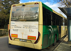 Un autobús interurbano con publicidad en Sevilla