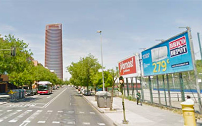 dos vallas publicitaria con la torre Sevilla de fondo
