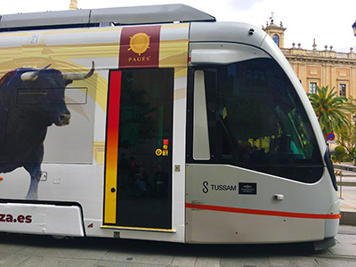 Un tranvía con publicidad