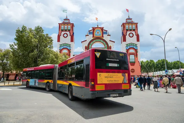 Autobús urbano de Sevilla con publicidad de Corbatas Minerva