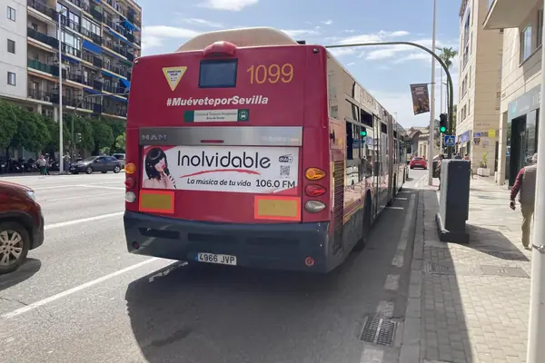Autobús urbano de Sevilla con publicidad de Inolvidable FM