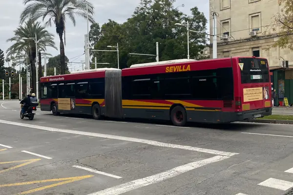Autobús urbano de Sevilla con publicidad de Libro «El cielo mira a Sevilla»