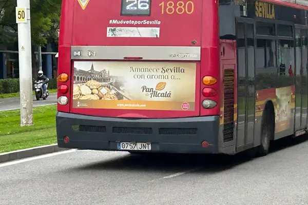Autobús urbano de Sevilla con publicidad de Pan de Alcalá
