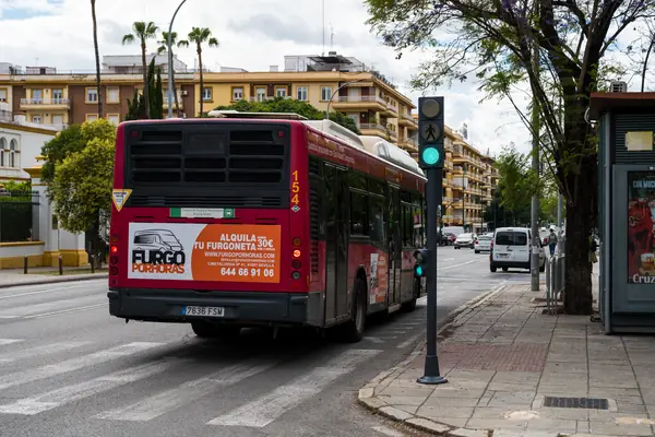 Autobús urbano de Sevilla con publicidad de Furgoporhoras