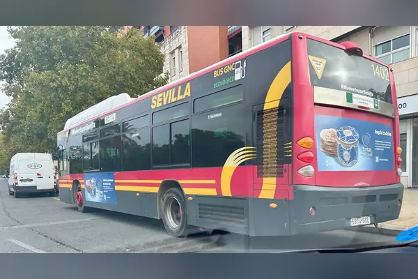Autobús urbano de Sevilla con publicidad de Tortas de Alcalá