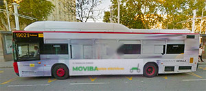 Un autobús con publicidad