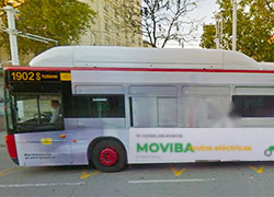 Un autobús urbano con publicidad en Sevilla