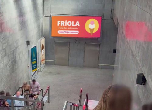 Pantalla digital gigante con publicidad en una estación del metro de Sevilla
