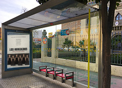 Una parada de autobús con publicidad